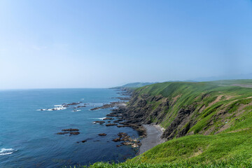 雲一つのない青空と海岸に沿う断崖　北海道・襟裳岬