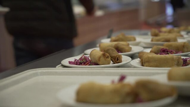 Service de nems dans un self de lyc&eacute;e