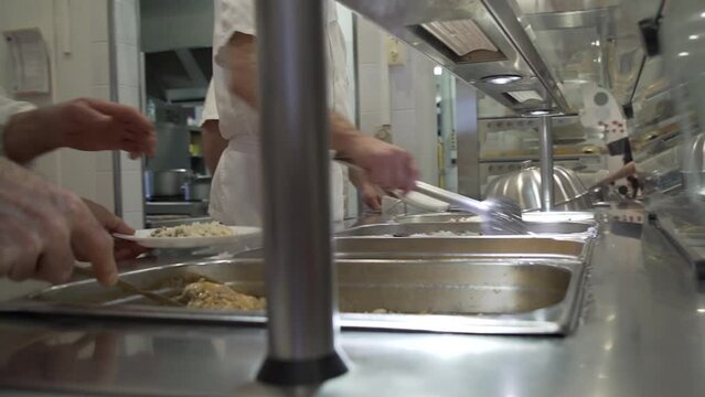 Service &agrave; l'assiette de blanquette de veau et de riz dans un self de lyc&eacute;e