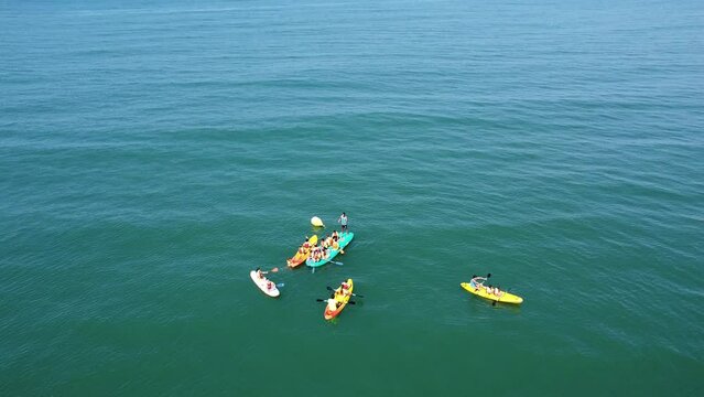 Niños en Kayac en medio del mar. Niños perdidos en el mar. Paseo en barca por el mar. Niños en el mar a vista de dron. Personas viajando por el mar.