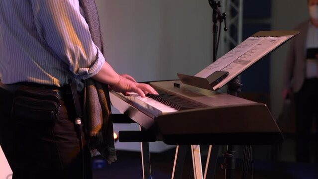 Personne qui joue du clavier &eacute;lectronique d&eacute;bout