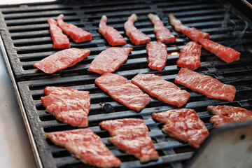 バーベキューグリルで焼く美味しそうな肉