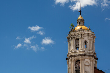Fototapeta na wymiar Campanario de la antigua Basílica de Guadalupe en la ciudad de México