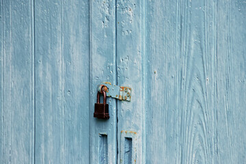 倉庫の木製の古いドアと南京錠