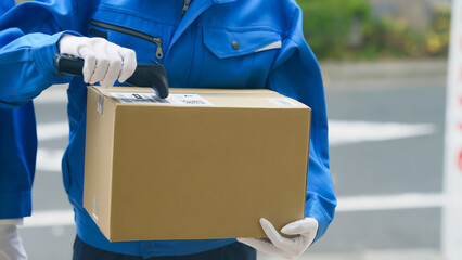 荷物を届けるデリバリースタッフ　セールスドライバー