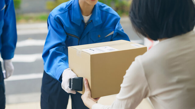 荷物を届けるデリバリースタッフ　セールスドライバー