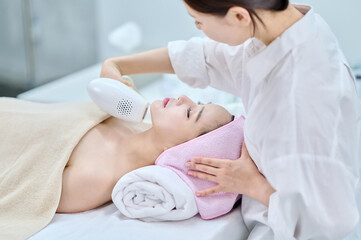 아시아 한국의 젊은 여성이 스파 또는 피부관리전문점 또는 피부과...