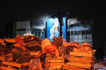 piles of rubbish in the market that emit a pungent odor and disturb the view at Bogor Traditional...