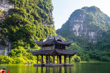Obraz premium views of dong am tien pond in ninh bin, vietnam