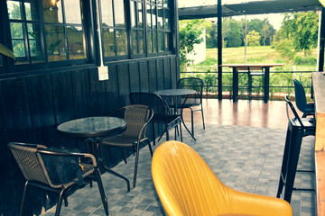 The wooden tables in front of the coffee shop and iron tables have soft cushions.