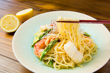 シーフード塩焼きそば、レモン風味（箸あげ）