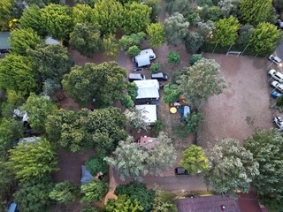 Campingplatz von oben , Wohnwagen aus der Luft in Italien 