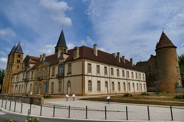 Fototapeta na wymiar Le prieuré Notre-Dame et la basilique de Paray-le-Monial
