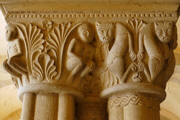 Chapiteau d’une colonne de la basilique de Paray-le-Monial