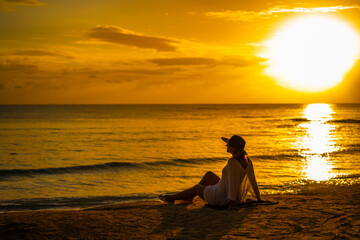 Fototapeta premium Woman on sunny, tropical beach at daybreak 