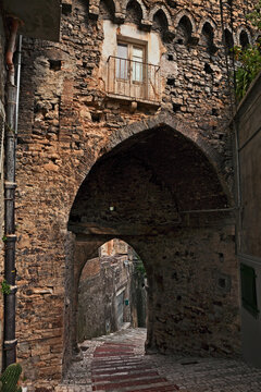 Atessa, Abruzzo, Italy: the medieval city gate Porta di San Giuseppe (14th century)