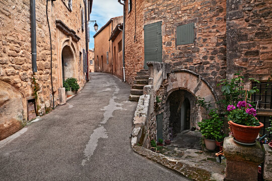 Lacoste, Vaucluse, Provence, France: ancient alley in the old town