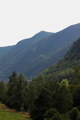 Fototapeta na wymiar Vistas a las verdes montañas
