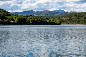 Lago de montaña con cielo nublado. Montaña palentina.