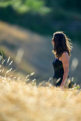 Bella donna posa nel grano biologico di montagna