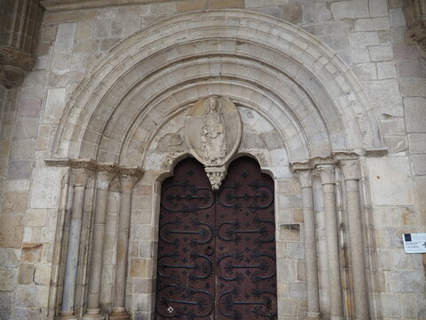 puerta norte de la catedral de santa mar&iacute;a de lugo, estilo rom&aacute;nico, tres arquivoltas y guardapolvo formado por arcos ojivales, pantocr&aacute;tor sedente en mandorla, pinjante con escenas de la &uacute;ltima cena.