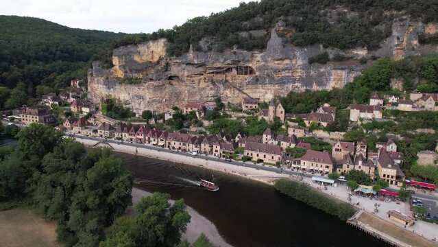 Panoramique Drone La Roque Gageac avec une Gabare sur la Dordogne dans le P&eacute;rigord