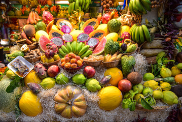Obst in Markhalle in Las Palmas auf der Insel Gran Canaria - obrazy, fototapety, plakaty