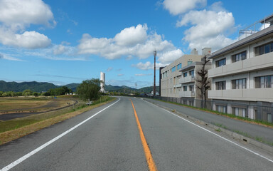 揖保川沿いにそびえ立つ野田配水塔（兵庫県たつの市）