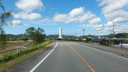 揖保川沿いにそびえ立つ野田配水塔（兵庫県たつの市）