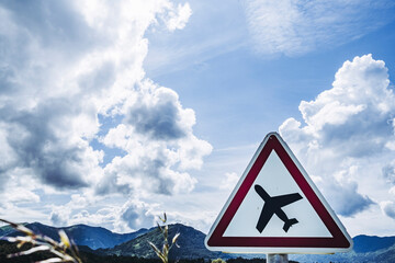 Panneau de signalisation avec un avion indiquant un a&eacute;roport et ciel bleu par un temps ensoleill&eacute;