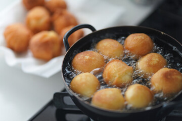 サーターアンダギーを作る様子