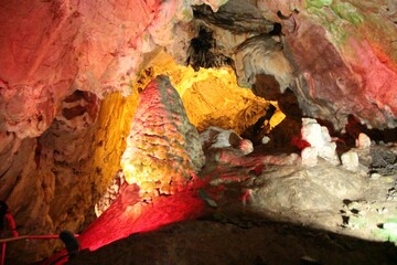 Jaskinie w Kanionie Matka - obrazy, fototapety, plakaty