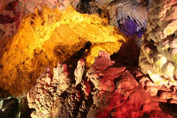 Jaskinie w Kanionie Matka - obrazy, fototapety, plakaty