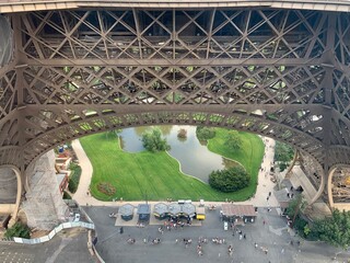 Vue partielle de l'arche du premier étage de la Tour Eiffel, Paris