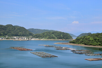 長崎の牧島の湾内に浮かぶ生簀