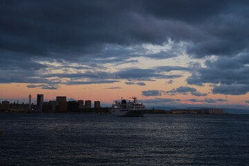 Fototapeta premium Cruise Ship at the middle of bay in the sunset time.