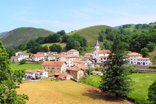 In the depths of the green Basque Country, at the bottom of the Aldudes valley, there is a village as if lost, almost ignored, called "Urepel"