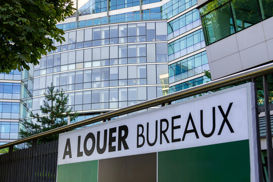 'A louer bureaux' écrit en Français sur une enseigne fixée à l'extérieur d'un immeuble de bureaux dans un quartier d'affaires. Concept de marché immobilier d''entreprise en France