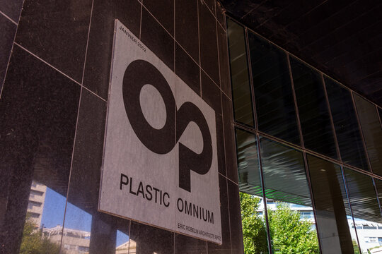 Levallois-Perret, France - 20 août 2023: Enseigne avec logo à l'entrée du bâtiment abritant les bureaux de l'entreprise industrielle française Plastic Omnium à Levallois-Perret, France
