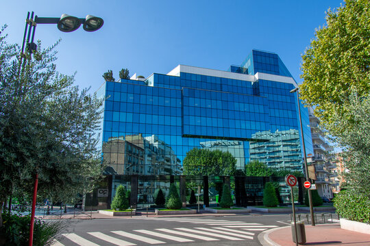 Levallois-Perret, France - 20 ao&ucirc;t 2023: Vue ext&eacute;rieure du b&acirc;timent abritant les bureaux de l'entreprise industrielle fran&ccedil;aise Plastic Omnium &agrave; Levallois-Perret, France