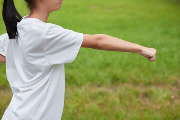 真夏の公園で空手を練習している小学生の女の子の様子