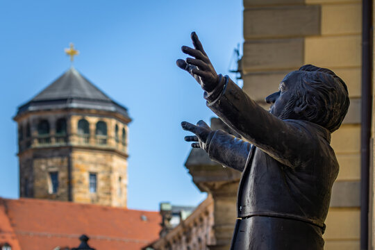 Richard Wagner dirigiert die Bayreuther Festspiele in der historischen Innenstadt