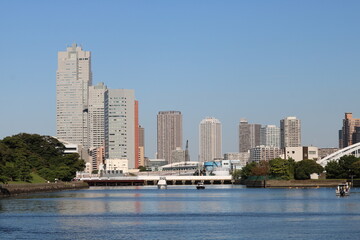 Obraz premium 川と空とビル群