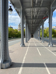 Sous le pont de Bir Hakeim à Paris