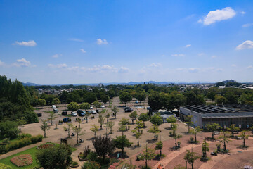 晴れた日のフラワーパークの展望台から眺めた街の風景