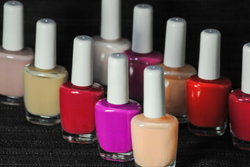 Obraz na płótnie Canvas nail polish bottles in many diferent colors