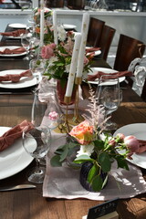 Tischdekoration-Hochzeit-Feier-Blumen