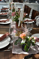 Tischdekoration-Hochzeit-Feier-Blumen