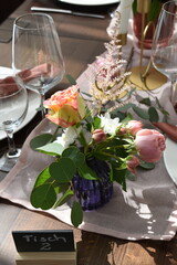 Tischdekoration-Hochzeit-Feier-Blumen