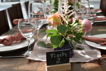 Tischdekoration-Hochzeit-Feier-Blumen